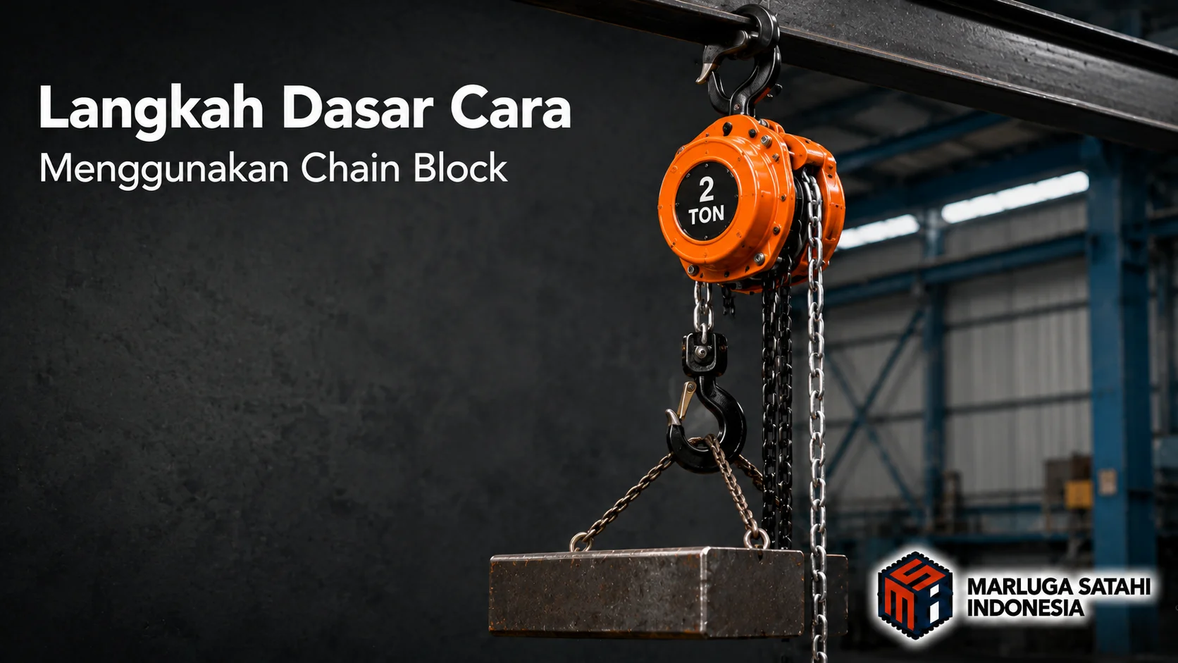 Banner industri yang menampilkan chain block berwarna oranye sedang digunakan untuk mengangkat beban berat di area workshop, dengan judul "Langkah Dasar Cara Menggunakan Chain Block" dan logo Marluga Satahi Indonesia.