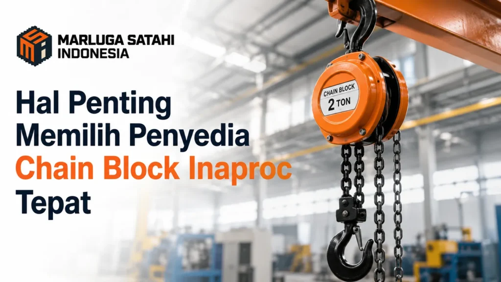 Banner promosi Marluga Satahi Indonesia bertuliskan 'Hal Penting Memilih Penyedia Chain Block Inaproc Tepat' dengan latar belakang alat katrol rantai oranye berkapasitas 2 ton di pabrik.