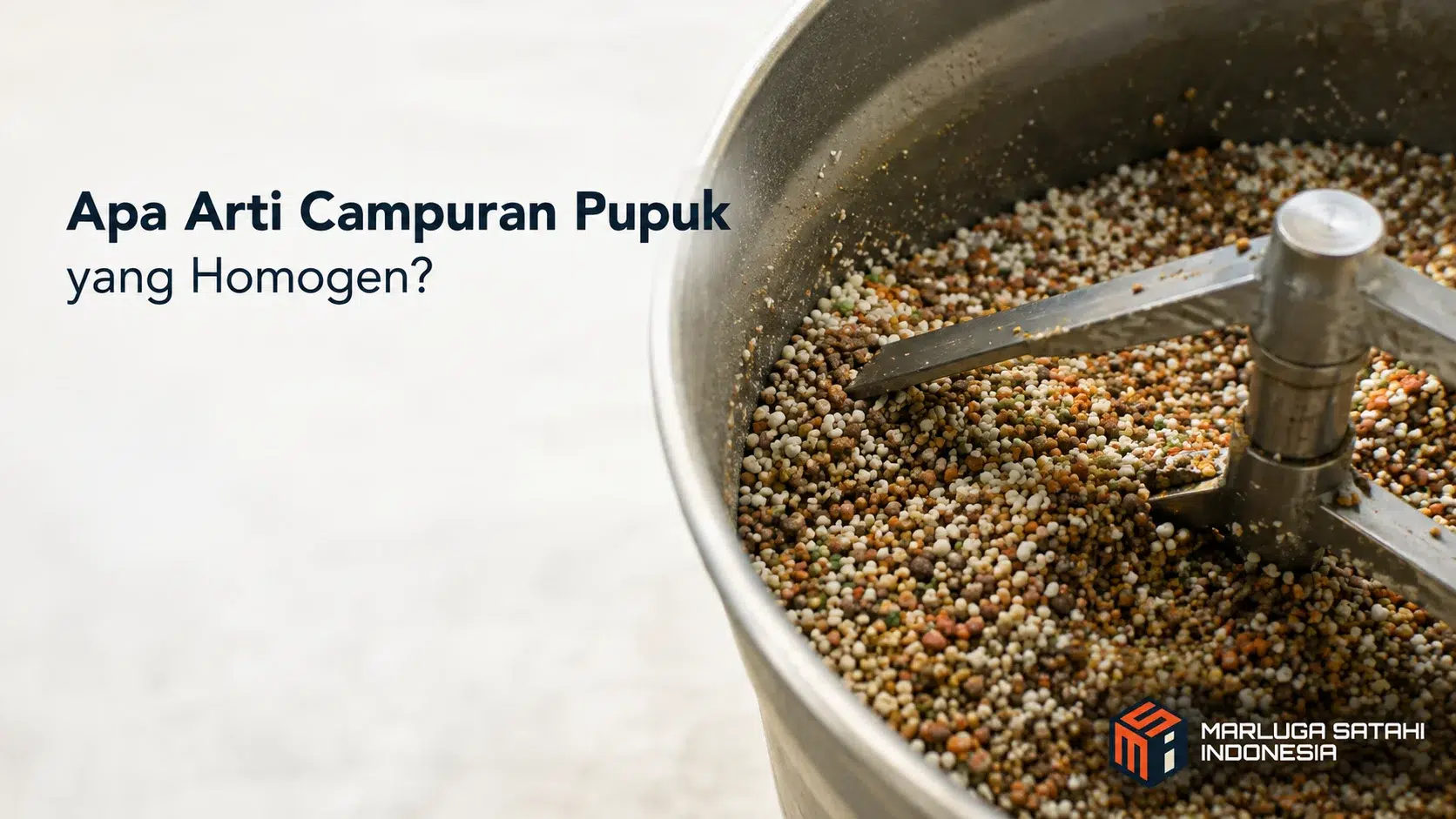 Mesin pencampur berisi berbagai butiran pupuk dengan komposisi yang tercampur merata