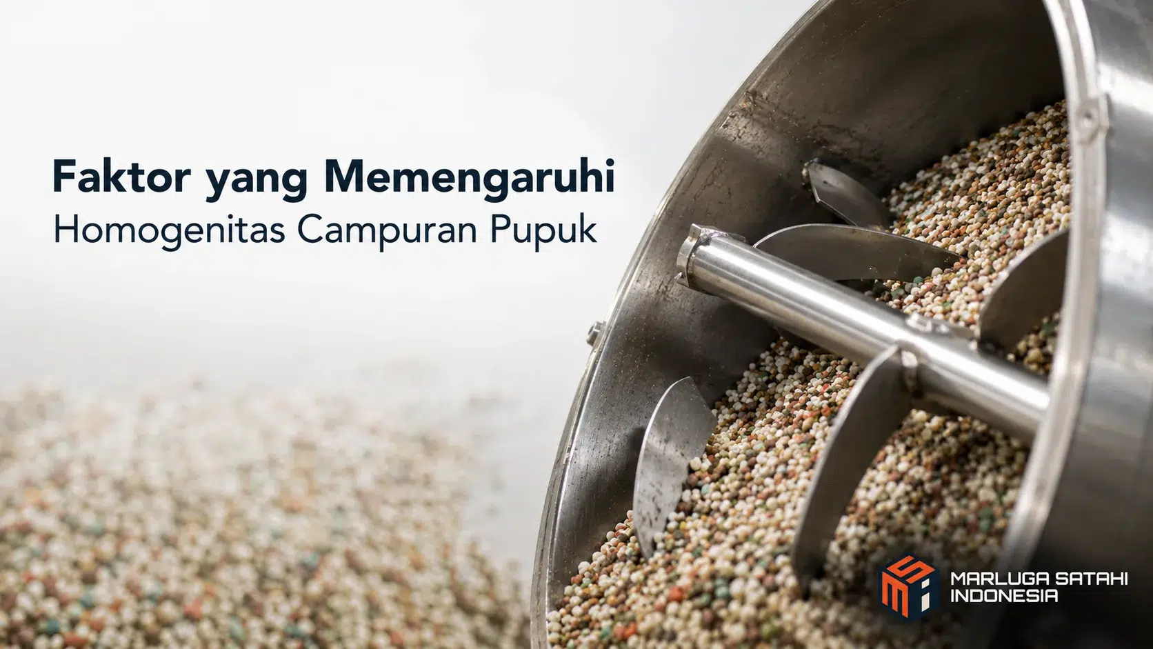 Mesin mixer mencampur berbagai butiran pupuk untuk menghasilkan campuran yang homogen