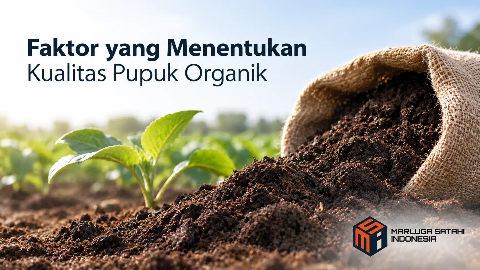 Pupuk organik berbentuk kompos dalam karung di area pertanian dengan tanaman hijau yang menggambarkan faktor penentu kualitas pupuk organik