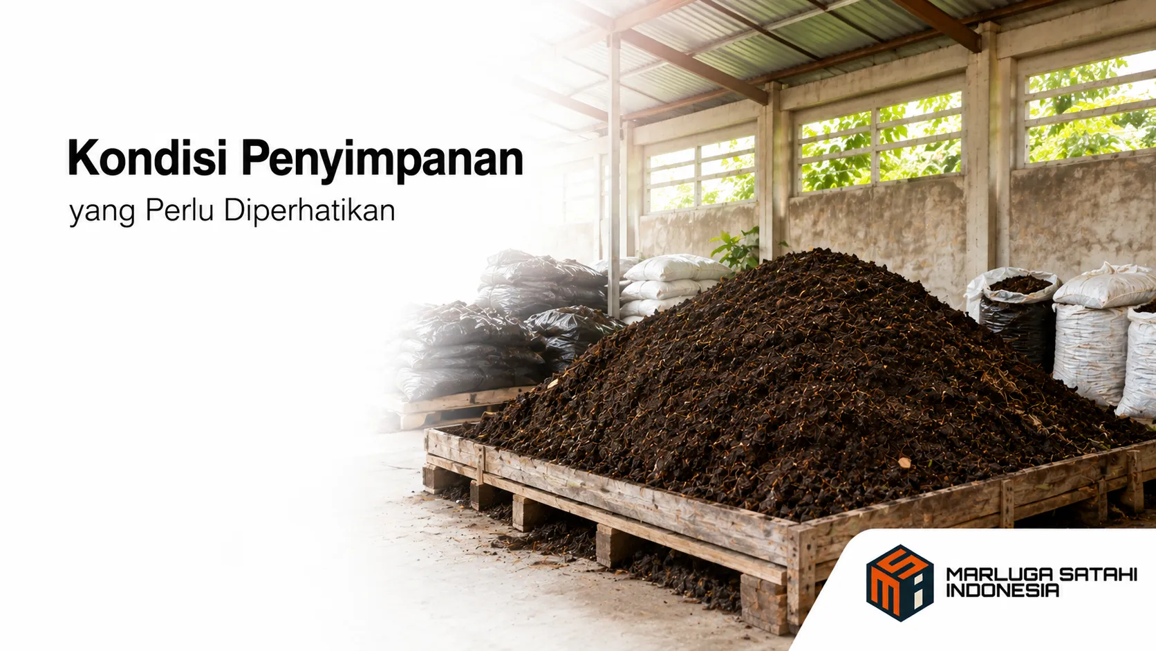 Kompos disimpan di area terlindung untuk menjaga kualitas dan kelembapannya.