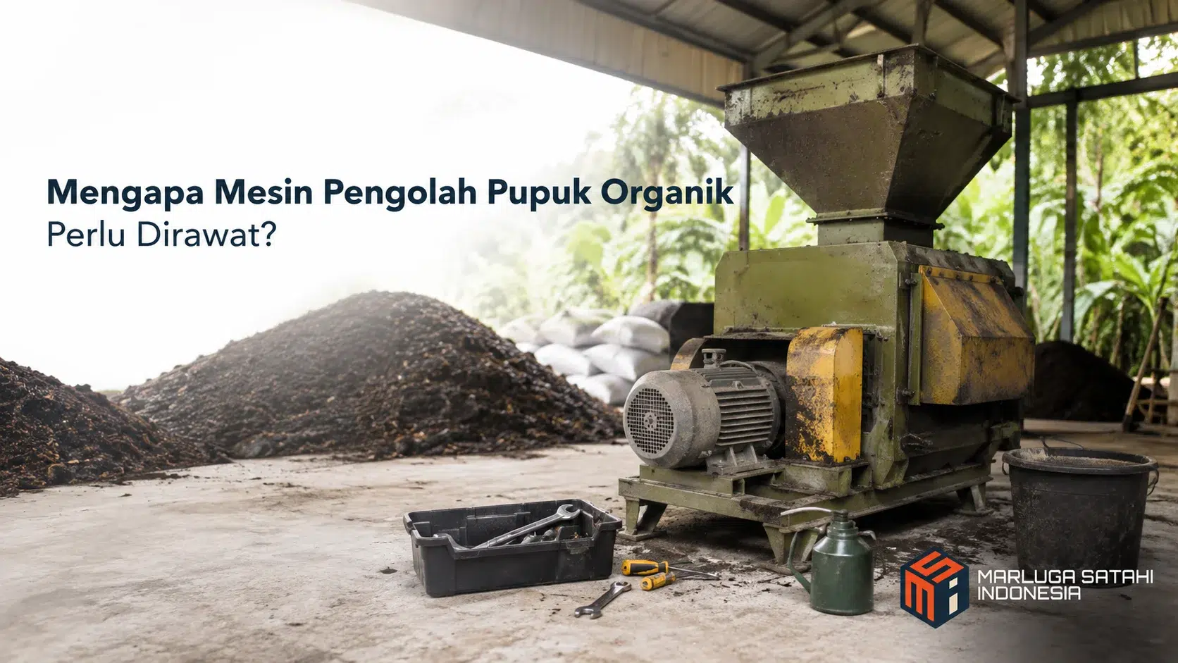 Mesin pengolah pupuk organik di area produksi dengan peralatan perawatan dan tumpukan bahan organik